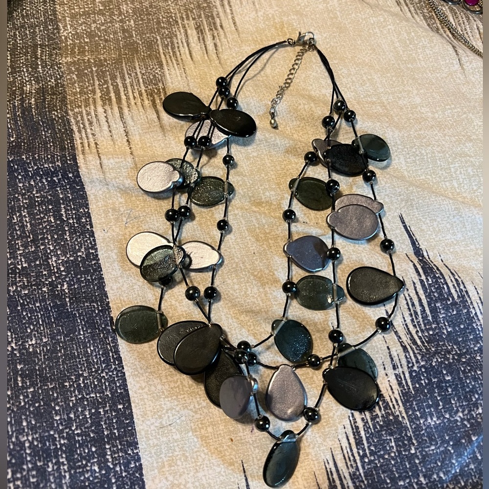3 chain Necklace that is black and gray